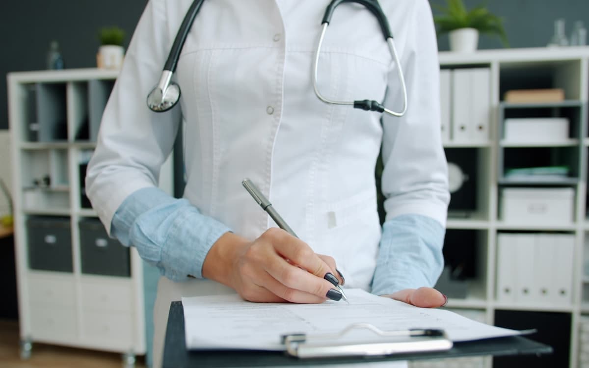 مُختص طبي يدوّن ملاحظات على لوحة